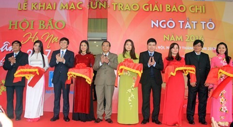 В разных провинциях Вьетнама открылась выставка новогодних номеров газет - ảnh 1